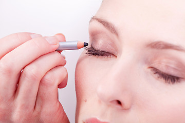 Image showing at the cosmetic studio eyeliner on eyes make up