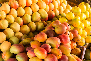 Image showing Ripe mangos at the market
