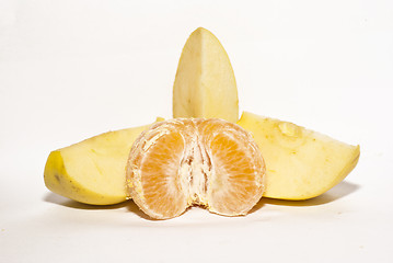 Image showing slices of apple and mandarine