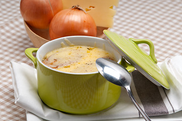 Image showing onion soup with melted cheese and bread on top