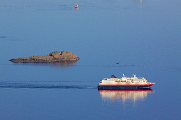 Image showing Cruising ship by rock island