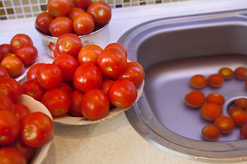 Image showing wet tomatoes for pasteurization