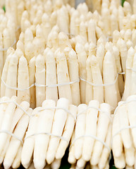 Image showing fresh seasonal asparagus on market 