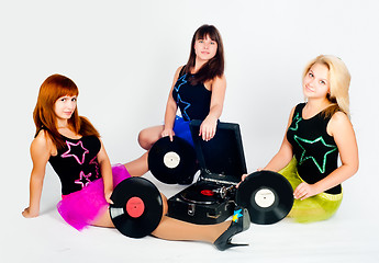 Image showing Three pretty girls with gramophone