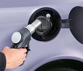 Image showing putting gas into the car