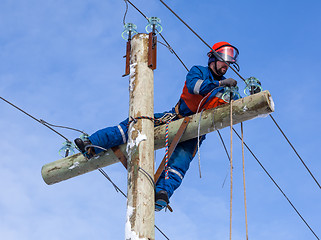 Image showing Electrician working at height without the aid of vehicles