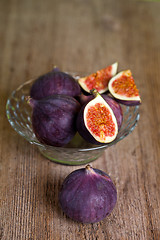 Image showing bowl with fresh figs