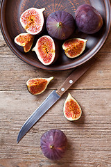 Image showing  plate with fresh figs and old knife 