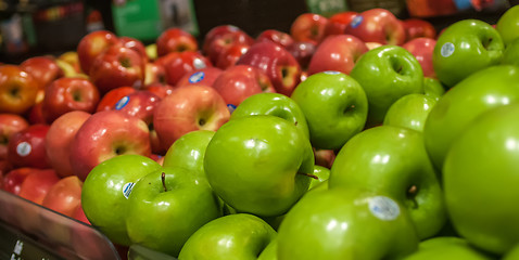 Image showing apples on display at farmers market