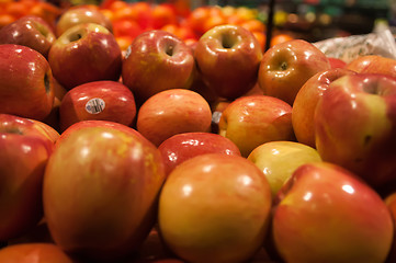 Image showing apples on display at farmers market