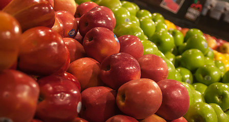 Image showing apples on display at farmers market