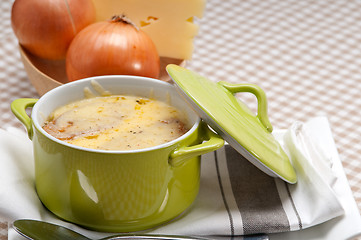 Image showing onion soup with melted cheese and bread on top