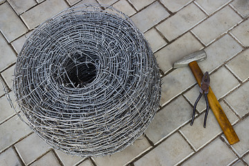 Image showing Bay of barbed wire and tool