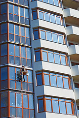 Image showing Installer worker finished the skyscraper facade  