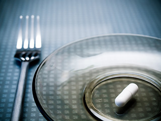 Image showing white pill on the plate