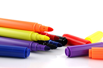 Image showing Felt pens with lids next to them