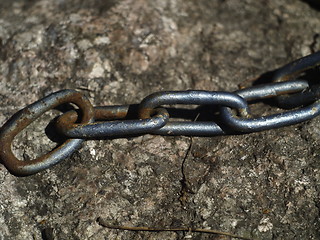 Image showing chain on stone