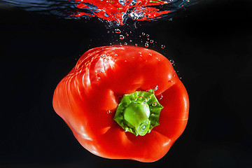 Image showing A pepper under water