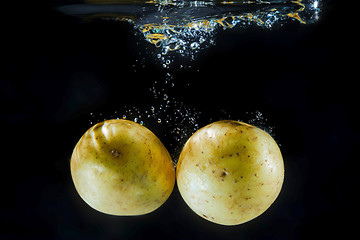 Image showing Potatoe under water