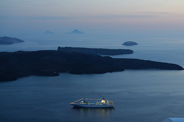 Image showing Passagierschiff vor Santorin am Abend