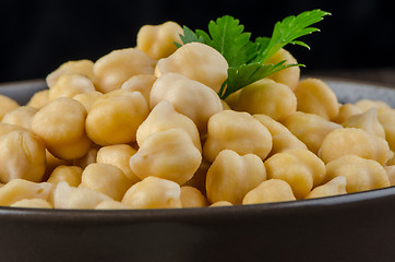 Image showing Chickpeas in a brown bowl