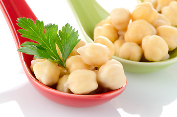 Image showing chickpeas over spoons