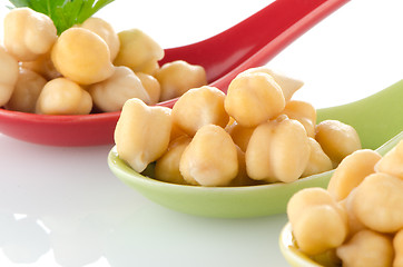 Image showing chickpeas over spoons