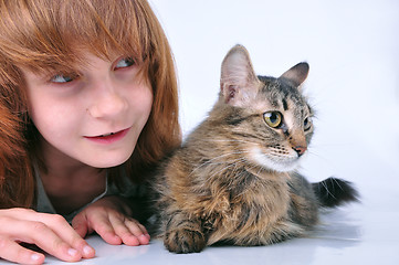 Image showing child and cat looking with surprise