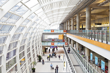 Image showing Train station with moving passengers