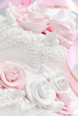 Image showing Pink and white delicious luxurious wedding cake