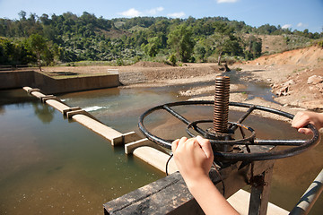 Image showing dam control wheel