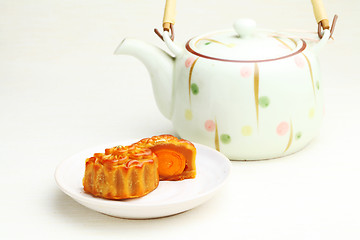 Image showing Mooncake with teapot