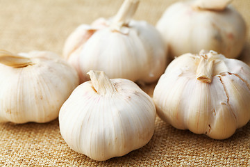 Image showing Garlic on linen 