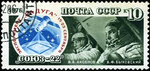 Image showing USSR - CIRCA 1976: A Stamp printed in USSR, shows a astronauts c