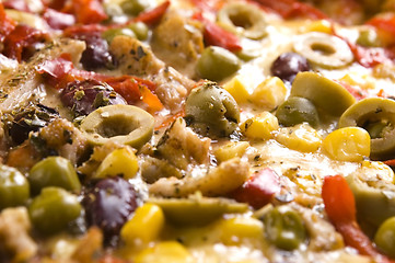 Image showing Pizza with chicken, pepper and olives 