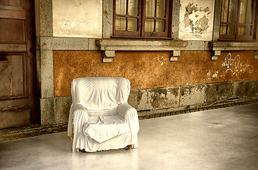 Image showing Free armchair in the street