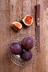 Image showing fresh figs and old knife