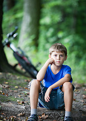 Image showing Little cyclist resting