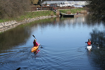 Image showing Females in canoes