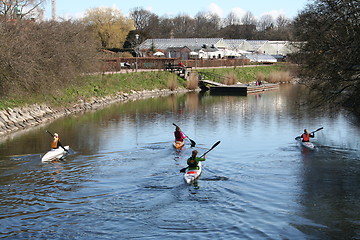 Image showing Females in canoes