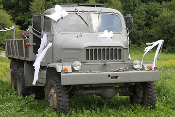 Image showing old wedding car 