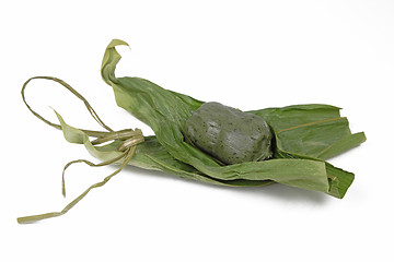 Image showing Japanese cake in leaves