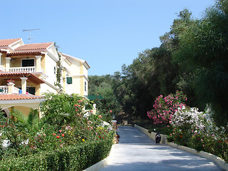 Image showing Hotel and driveway