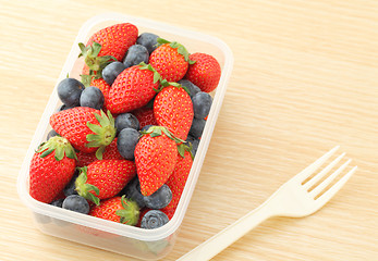 Image showing Berry mix lunch box