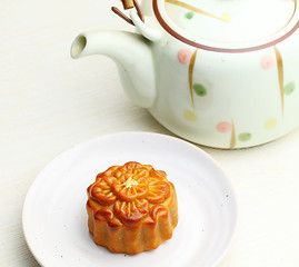 Image showing Chinese teapot with moon cake 