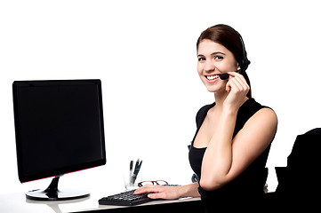 Image showing Female executive assisting client over a call