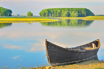 Image showing  boats wait on the shore of a Danube