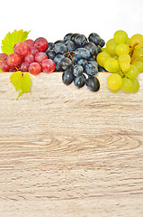 Image showing types of grapes on wood