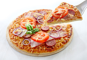 Image showing Salami and tomato pizza