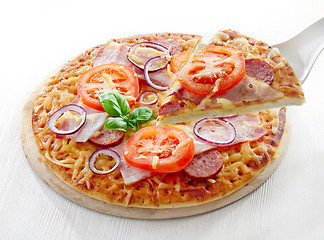 Image showing Salami and tomato pizza